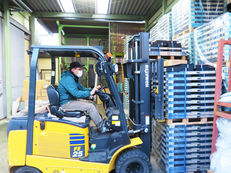 商品の積み込み