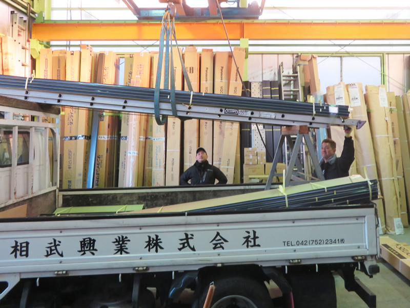 商品の積み込み